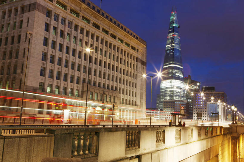 无人,栏杆,横图,室外,夜晚,长时间曝光,仰视,度假,美景,城市风光,城市,建筑,路灯,照明,英国,景观,塔,桥,首都,联系,娱乐,灯,天空,灯具,享受,休闲,景色,放松,运输,摄影,尾灯,迅速,照亮,照明设备,前照灯,前大灯,车前灯,彩图,低角度拍摄,伦敦桥