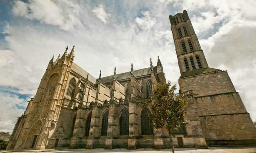 无人,横图,室外,白天,仰视,建筑,法国,节日,云,文化,树,天空,祈祷,健康,许愿,摄影,宗教,信仰,纪念,宁静,祈求,基督教,宗教建筑,天主教,法国文化,利穆赞,平安,彩图,低角度拍摄,大教堂,利摩日