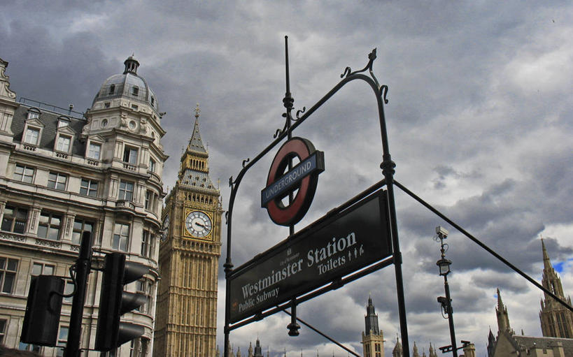 无人,横图,室外,白天,仰视,城市,建筑,英国,云,地铁站,首都,历史,钟塔,运输,摄影,英文字母,圆顶建筑,威斯敏斯特市,英国文化,低角度拍摄