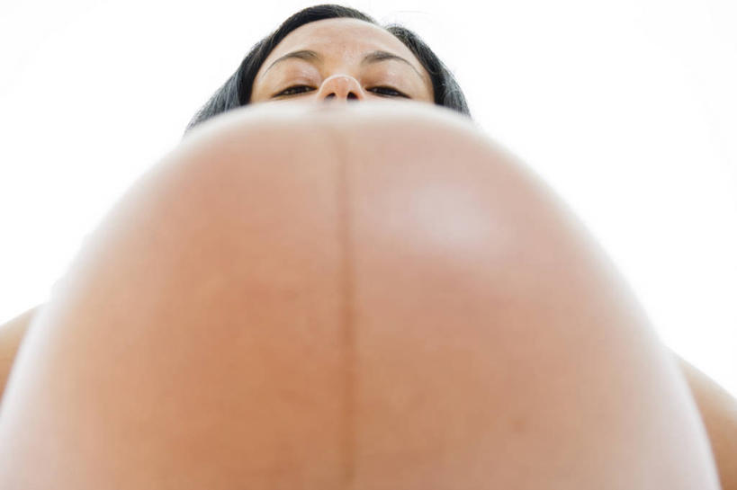 一个人,站,横图,室外,白天,仰视,仅一个女性,朦胧,模糊,注视,观察,看,思考,怀孕,人体,摄影,观看,察看,关注,开端,半身,低角度拍摄