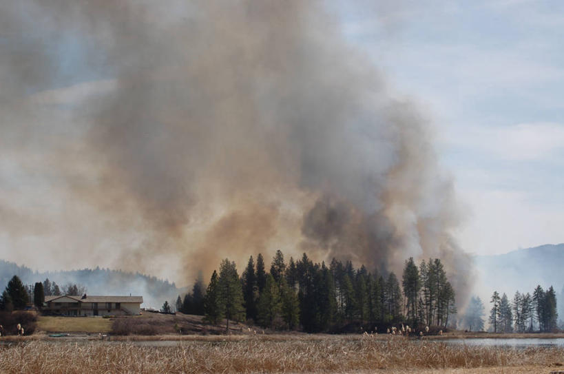 无人,横图,室外,白天,旅游,度假,湖,美景,森林,山,火,火焰,景观,自然灾害,燃烧,娱乐,树,天空,自然,享受,休闲,烟,景色,放松,摄影,环境,污染,自然风光,毁灭,华盛顿州,空气污染,森林火灾,危险,秋天