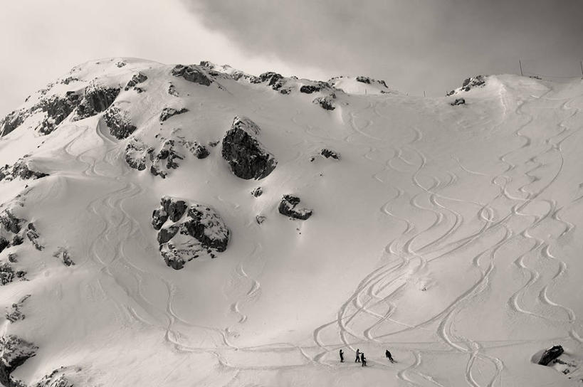 四个人,站,横图,俯视,航拍,室外,白天,兴奋,运动,雪,加拿大,朦胧,模糊,极限运动,摄影,鸟瞰,惠斯勒,大不列颠哥伦比亚,滑雪运动,休闲活动,高角度拍摄,独处