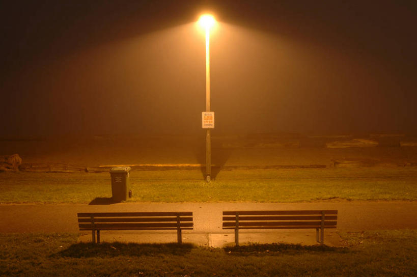 无人,横图,俯视,室外,特写,夜晚,神秘,海洋,雾,街道,路灯,加拿大,阴影,环保,长椅,垃圾,垃圾桶,海湾,容器,安静,摄影,能源,储藏,垃圾箱,宁静,照亮,回收,资源,储存,利用,低碳,循环,持续,温哥华,大不列颠哥伦比亚,海滩,高角度拍摄,贮存