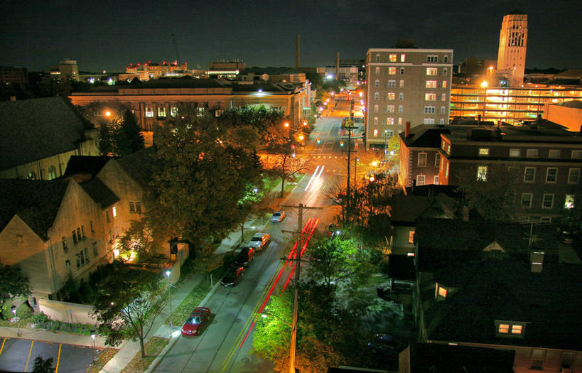 无人,横图,俯视,室外,夜晚,城市,道路,建筑,街道,路,路灯,公路,汽车,美国,交通,首都,现代,树,地标建筑,运输,摄影,照亮,北美,北美洲,美洲,北亚美利加洲,亚美利加洲,密歇根,密歇根州,貂熊州,狼獾之州,狼獾州,安娜堡,马路,高角度拍摄,旅行,美利坚合众国