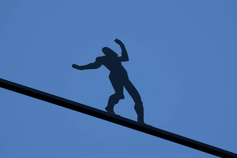 无人,站,举,横图,室外,白天,仰视,雕塑,德国,欧洲,艺术,标志,雕像,符号,钢丝,标识,极限运动,蓝色,天空,托,平衡,摄影,西欧,剪影,挑战,万里无云,德意志联邦共和国,性别符号,巴登.符腾堡,巴登.符腾堡州,巴符州,步行,举起,举手,举着,向上举,向上伸,向上托,低角度拍摄,男性符号