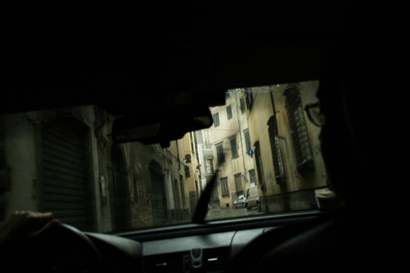 成年人,一个人,横图,室外,白天,夜晚,运动模糊,雨,城市,建筑,街道,汽车,意大利,仅一个男性,朦胧,模糊,挡风玻璃,眼镜,天气,自然,运输,摄影,驾车,卢卡,男人,旅行