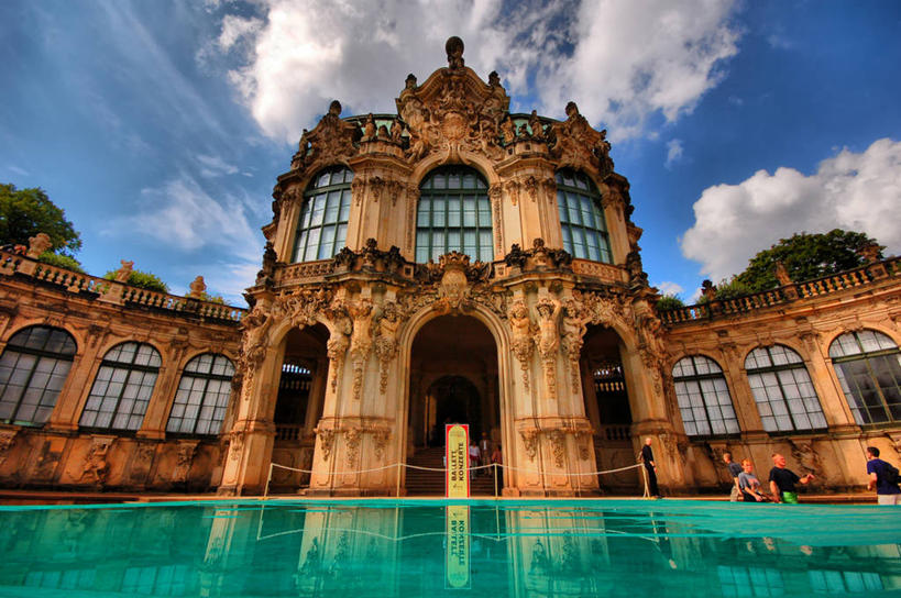 宫殿,横图,室外,白天,仰视,建筑,德国,反射,水面,云,宏伟,历史,夏天,摄影,德国文化,巴洛克风格,德累斯顿,茨温格尔宫,死水,低角度拍摄