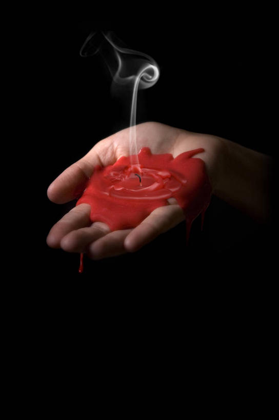 手,一个人,竖图,蜡烛,仅一个女性,黑色背景,融化,热,红色,烟,人体,摄影,蜡,部分,简单,结束,灵性,影棚拍摄