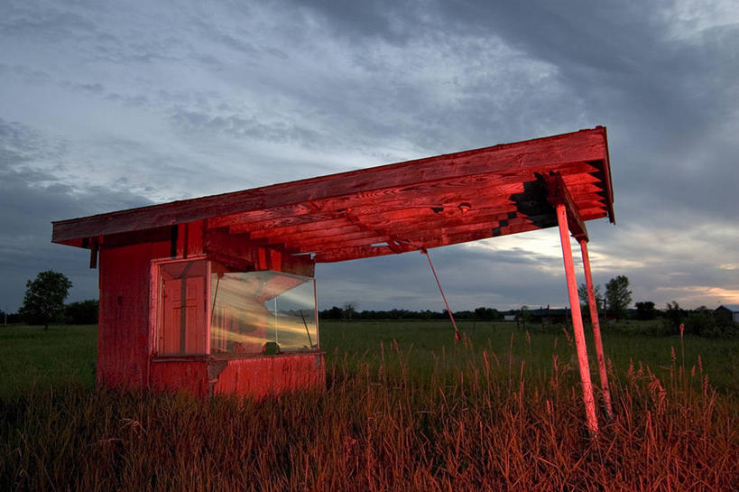 无人,横图,室外,白天,废弃,云,树,红色,摄影,报废,怀旧,废物,下降,丢弃,剪影,放弃,抛弃,威斯康星,售票窗口,摈弃,新伦敦,汽车电影院,屏弃,摈斥,摒除