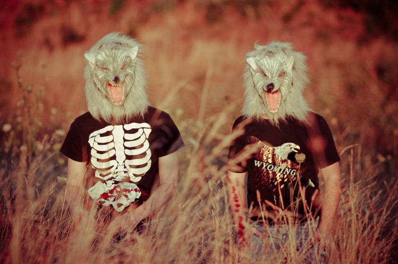 西方人,一个人,两个人,站,横图,室外,白天,正面,民族服装,神秘,狼,欧洲,欧洲人,仅一个男性,仅一个人,服装,朦胧,模糊,并排,面具,田地,古典,T恤,休闲装,文化,传统,草,仅一个年轻男性,衣服,遮,遮掩,摄影,服饰,幽默,古装,掩盖,遮挡,遮盖,俄勒冈州,波特兰,掩饰,韵味,惊骇,式样,男人,男性,年轻男性,白种人,年轻人,半身,传统服装,民俗服