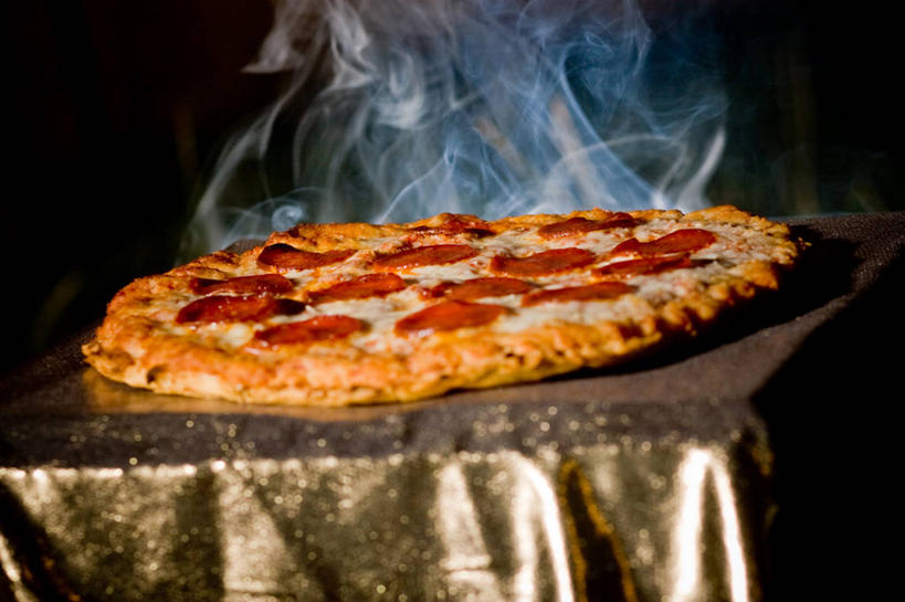 无人,横图,特写,烹饪,西餐,黑色背景,蒸汽,肉,香肠,料理,食品,披萨,匹萨,腊肠,热,菜肴,美食,肉类,饮食,食物,快餐,西式,诱惑,摄影,佳肴,比萨,清新,底座,肉食,西式快餐,垃圾食品,意大利薄饼,影棚拍摄,香肠披萨