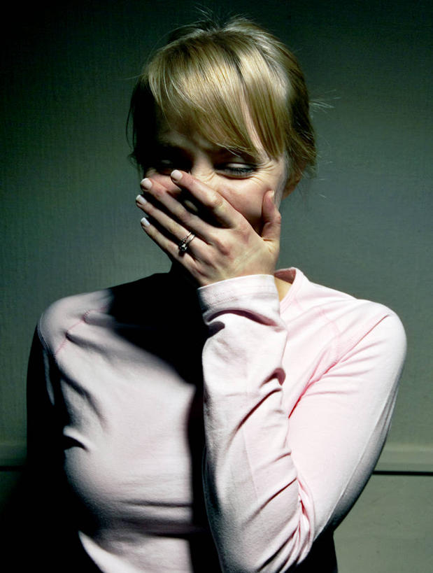 西方人,成年人,脸,头,脸颊,头发,一个人,笑,竖图,室内,幸福,英国,欧洲,欧洲人,仅一个年轻女性,仅一个女性,仅一个人,肩膀,金色,遮,遮掩,摄影,掩盖,遮挡,北欧,肖像,遮盖,掩饰,害羞,年轻女性,女人,女性,白种人,年轻人,头部,脸部,脸蛋,面部,影棚拍摄,捂住