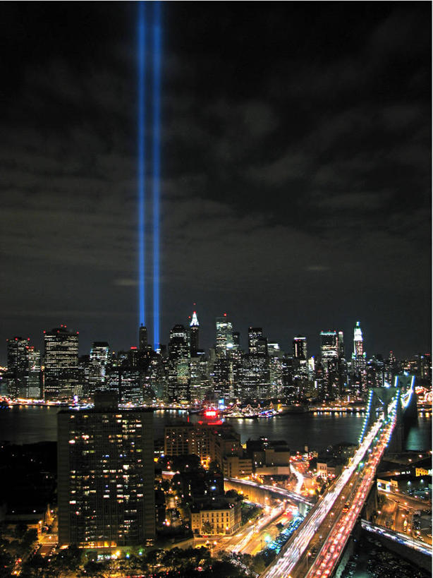 无人,竖图,室外,夜晚,河流,城市,建筑,摩天大楼,纽约,美国,流水,纪念碑,桥,交通,光亮,联系,地标建筑,办公大楼,运输,摄影,吊桥,纪念,留念,照亮,怀念,纽约州,布鲁克林桥,布鲁克林,阿姆斯特丹世贸中心,911事件