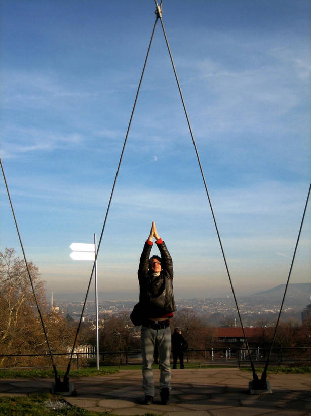 西方人,成年人,中年人,一个人,站,举,握手,微笑,竖图,室外,白天,满意,自由,城市,德国,欧洲,欧洲人,仅一个男性,仅一个人,仅一个中年男性,人行道,休闲装,衣服,托,个性,摄影,享乐,西欧,中欧,斯图加特,德意志联邦共和国,巴登.符腾堡,巴登.符腾堡州,巴符州,男人,男性,中年男性,白种人,秋天,搀手,举起,举手,举着,拉手,手拉手,手握手,向上举,向上伸,向上托