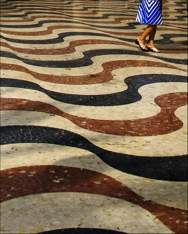 西方人,成年人,一个人,竖图,室外,白天,旅游,度假,建筑,西班牙,欧洲,欧洲人,仅一个女性,一排,花纹,条纹,形状,整齐,图案,排列,摄影,队列,伊比利亚半岛,式样,阿利坎特,女人,女性,白种人,白色海岸