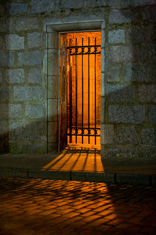 无人,竖图,室外,夜晚,门,英国,古城,围墙,光亮,石墙,摄影,花岗岩,照亮,北欧,火成岩,阿伯丁,甘比亚