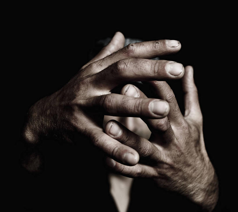 成年人,老年人,手,一个人,举,握手,横图,阶调图片,室内,特写,美国,仅一个男性,仅一个人,仅一个中年男性,黑色背景,朦胧,模糊,工人,黑色,手势,托,手指,遮,遮掩,人体,摄影,掩盖,遮挡,遮盖,掩饰,男人,男性,中年男性,员工,搀手,举起,举手,举着,拉手,手拉手,手握手,向上举,向上伸,向上托,影棚拍摄,匠人,劳动者,体力工,瘀伤,打手势