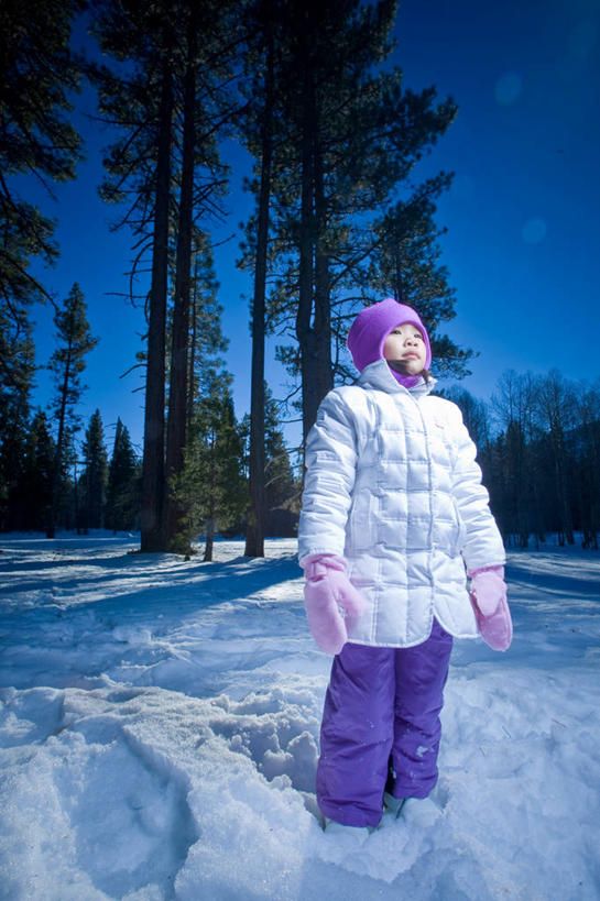 儿童,一个人,站,竖图,室外,白天,仰视,旅游,度假,纯洁,湖,美景,森林,雪,松树,美国,仅一个女性,仅一个人,景观,娱乐,小孩,衣服,自然,看,向上看,仅一个小孩,享受,休闲,景色,放松,寒冷,可爱,童年,童趣,摄影,北美,北美洲,加利福尼亚,自然风光,美洲,童真,东亚人,烂漫,无邪,太浩湖,北亚美利加洲,亚美利加洲,天真,女孩,女人,女性,亚洲人,中国人,孩子,针叶树,低角度拍摄,美利坚合众国,女生