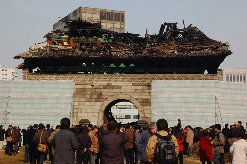 人群,站,横图,室外,白天,生产线,城市,建筑,首尔,韩国,朦胧,模糊,大门,围墙,首都,许多人,背面,衣服,地标建筑,一群人,摄影,毁灭,东亚文化,朝鲜半岛,南大门,旅行