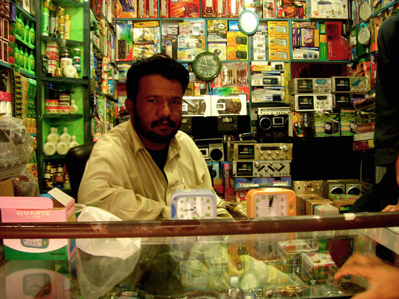 成年人,中年人,胡须,头发,一个人,商务人士,商店,坐,横图,室内,白天,消费,家具,巴基斯坦,仅一个男性,仅一个人,仅一个中年男性,许多,小贩,商品,很多,黑色,职业,零售,摄影,毛发,中东,肖像,东亚人,陈列柜,印度次大陆,俾路支省,男人,男性,中年男性,亚洲人,印度人,中东人,胡子,络腮胡,商人,半身