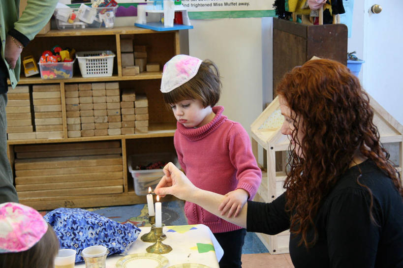 西方人,儿童,成年人,脸,头,脸颊,两个人,三个人,人群,家庭,父母,母亲,女儿,横图,室内,白天,欧洲,美国,欧洲人,准备,节日,朦胧,模糊,庆祝,火焰,注视,文化,肩膀,点燃,观察,看,祈祷,庆典,教室,健康,温暖,温馨,一家人,许愿,摄影,宗教,信仰,观看,纪念,协助,祈求,和睦,察看,关注,犹太教,埃塞克斯郡,挑筋教,平安,女孩,女人,女性,白种人,头部,脸部,脸蛋,面部,触摸,安息日,融洽,传统文化,奥兰治