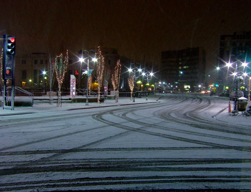 无人,横图,室外,夜晚,雪,城市,街道,路灯,美国,冬天,光亮,痕迹,摄影,宁静,照亮,北美,北美洲,照明设备,美洲,内华达州,北亚美利加洲,亚美利加洲,里诺,美利坚合众国,轮胎印