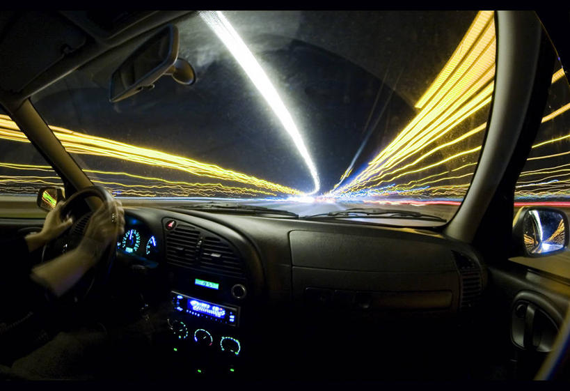 手,一个人,横图,室外,夜晚,运动模糊,旅途,汽车,荷兰,机动车,光亮,拿着,手指,运输,人体,摄影,迅速,部分,照亮