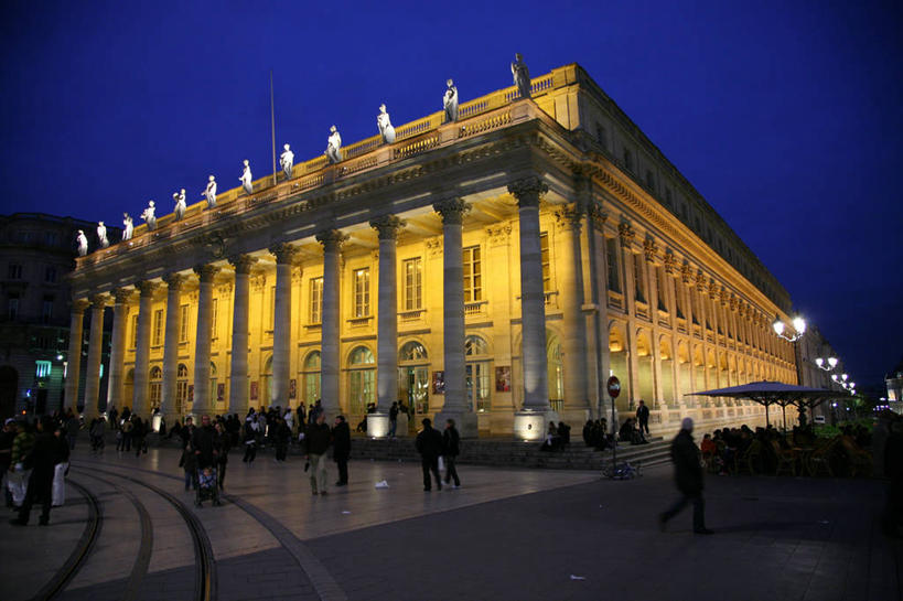 人群,横图,室外,夜晚,建筑,剧院,路灯,法国,行人,朦胧,模糊,柱子,纪念碑,光亮,许多人,地标建筑,一群人,摄影,照亮,照明设备,剪影,逆光,法国文化,中欧,波尔多,布莱克浦,吉伦特省,旅行