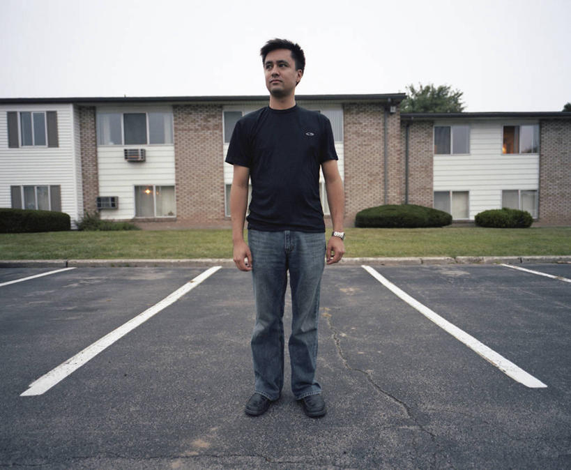 成年人,中年人,一个人,停车场,站,横图,室外,白天,仰视,信心,窗户,美国,仅一个男性,仅一个人,仅一个中年男性,休闲装,草,衣服,天空,看,思考,摄影,生活方式,等,纽约州,罗切斯特,男人,男性,中年男性,低角度拍摄