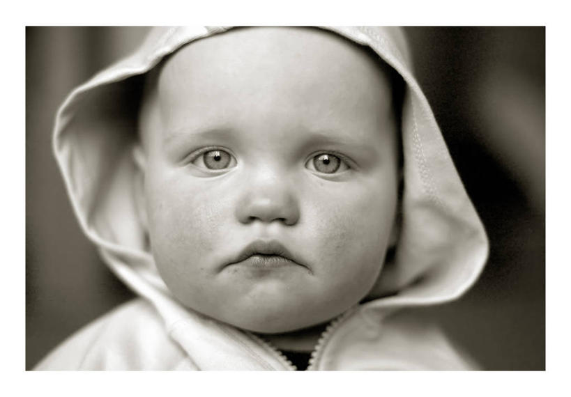 西方人,婴儿,儿童,脸,头,脸颊,一个人,横图,室内,白天,正面,婴儿服装,纯洁,欧洲,美国,欧洲人,仅一个人,肩膀,小孩,衣服,思考,可爱,童年,童趣,摄影,活泼,生长,宝宝,肖像,童真,纯真,烂漫,无邪,纽约州,伶俐,天真,白种人,孩子,头部,脸部,脸蛋,面部,风帽,连身衣