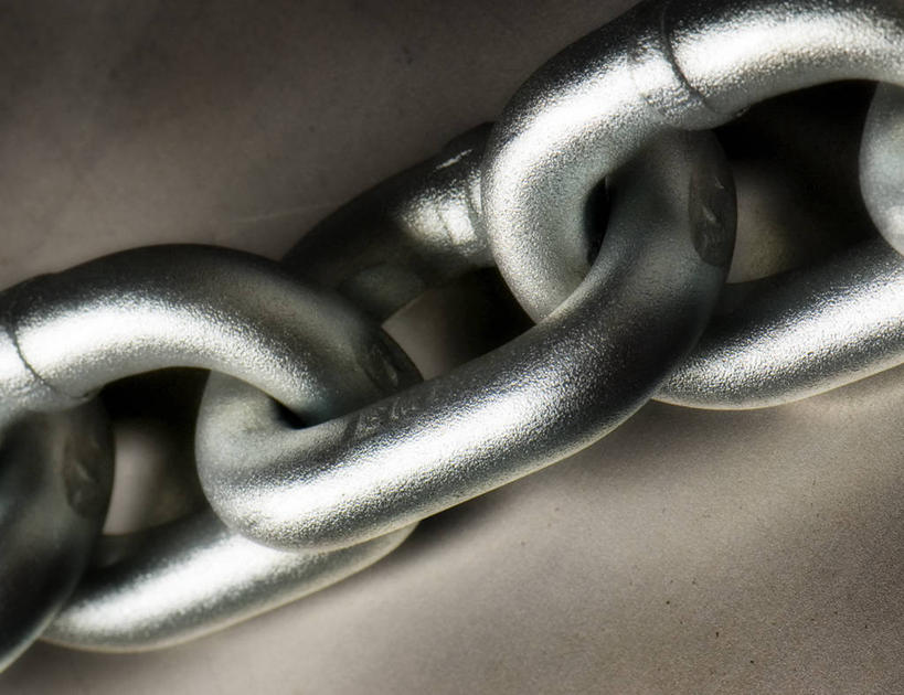 无人,横图,室内,特写,安全,静物,美国,灰色背景,光线,金属,光芒,联系,力量,摄影,铁环,锁链,链条,束缚,限制,约束,影棚拍摄,链环