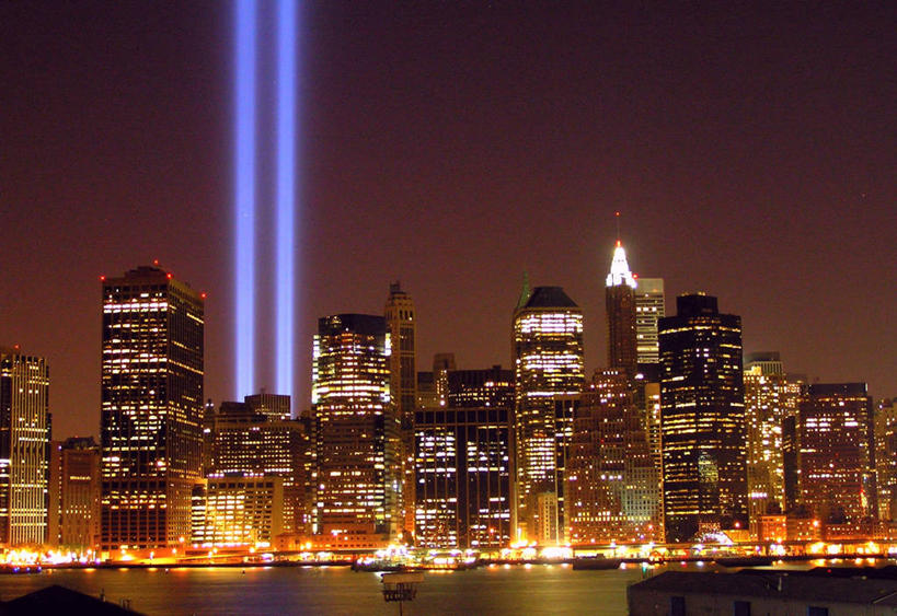 无人,横图,室外,夜晚,正面,度假,激光,河流,美景,城市风光,城市,建筑,摩天大楼,纽约,美国,光束,景观,流水,纪念碑,曼哈顿,光亮,历史,娱乐,地标建筑,享受,休闲,办公大楼,景色,放松,摄影,纪念,留念,照亮,照明设备,记忆,怀念,美国文化,纽约州,尊敬,恐怖主义,金融区,旅行,社会问题