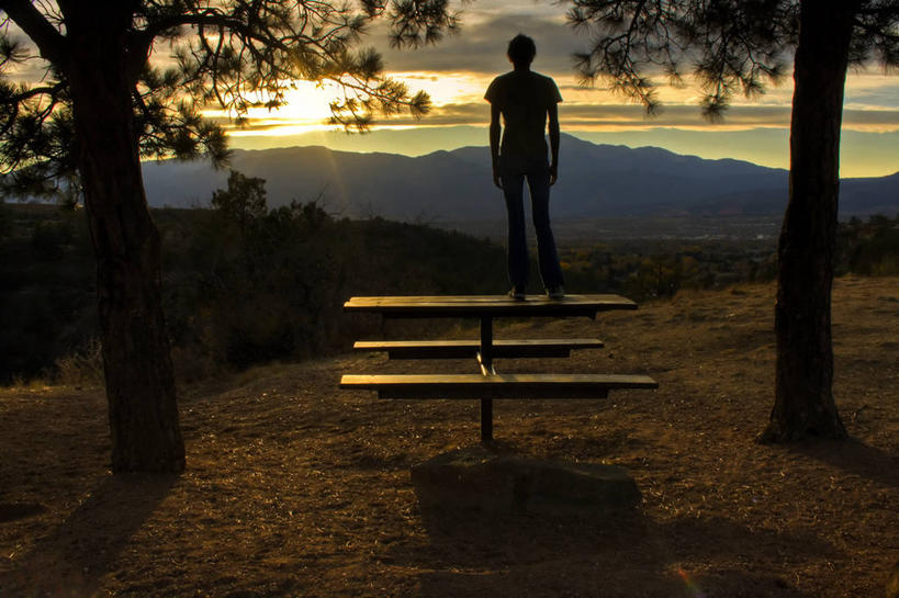 一个人,站,横图,室外,美景,山,山脉,太阳,家具,桌子,日光,美国,朦胧,模糊,景观,云,破坏,破损,树,背面,风景,天空,自然,黄昏,景色,放松,摄影,宁静,环境,损坏,北美,北美洲,自然风光,美洲,剪影,逆光,科罗拉多州,北亚美利加洲,亚美利加洲,科罗拉多斯普林斯,休闲活动,美利坚合众国,独处