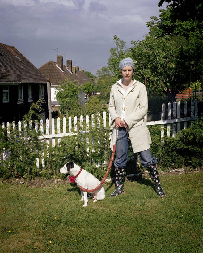 西方人,成年人,中年人,一个人,竖图,室外,正面,草坪,宠物,狗,英国,欧洲,欧洲人,仅一个女性,仅一个人,头巾,头饰,雨鞋,栅栏,房屋,庭院,屋顶,篱笆,香肠,靴子,英格兰,草,动物,发饰,仅一个中年女性,家畜,摄影,生活方式,幽默,西欧,关爱,北欧,肖像,大不列颠,狗链,红肉,大不列颠及北爱尔兰联合王国,大不列颠及爱尔兰联合王国,萨塞克斯,萨塞克斯郡,苏塞克斯,东萨塞克斯郡,女人,女性,中年女性,白种人,休闲活动,大不列颠王国,大英帝国,联合王国,日不落帝国,布赖顿