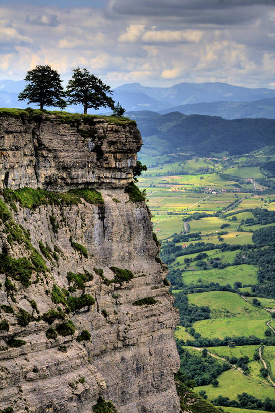 无人,竖图,俯视,室外,白天,旅游,度假,美景,山,山脉,西班牙,地形,景观,悬崖,云,娱乐,草,树,风景,天空,自然,享受,休闲,景色,放松,摄影,宁静,环境,自然风光,伊比利亚半岛,布尔戈斯,高角度拍摄,布尔戈斯省