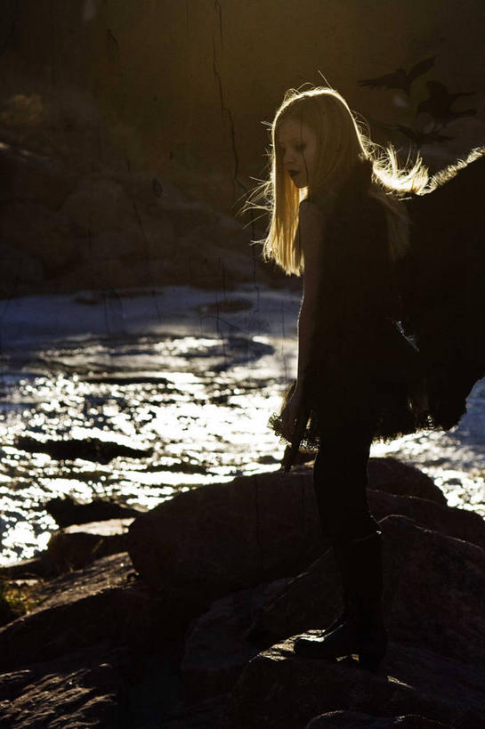 西方人,儿童,头发,一个人,站,竖图,室外,白天,纯洁,水,欧洲,美国,欧洲人,仅一个女性,仅一个人,休闲装,小孩,衣服,看,仅一个小孩,思考,金色,可爱,童年,童趣,摄影,近景,童真,烂漫,无邪,科罗拉多州,科罗拉多斯普林斯,天真,女孩,女人,女性,白种人,孩子,长发,岩石,女生,独处