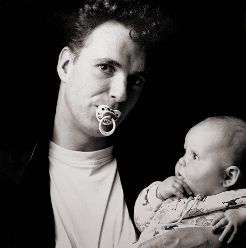 西方人,婴儿,成年人,脸,头,脸颊,两个人,家庭,父母,父亲,竖图,室内,婴儿服装,纯洁,欧洲,荷兰,欧洲人,连接,黑色背景,拿着,休闲装,肩膀,衣服,黑色,温暖,温馨,一家人,童年,吸,摄影,婴儿用品,和睦,运送,肖像,安抚奶嘴,开端,男人,年轻男性,白种人,年轻人,头部,脸部,脸蛋,面部,影棚拍摄,融洽,连身衣