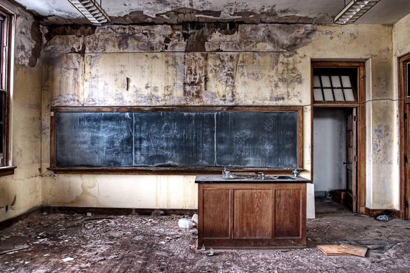 无人,横图,室内,白天,家具,美国,废弃,木制,教育,破坏,书桌,破损,废墟,黑板,教室,摄影,报废,损坏,腐烂,废物,丢弃,毁灭,放弃,抛弃,纽约州,摈弃,高中生,高中,屏弃,摈斥,摒除