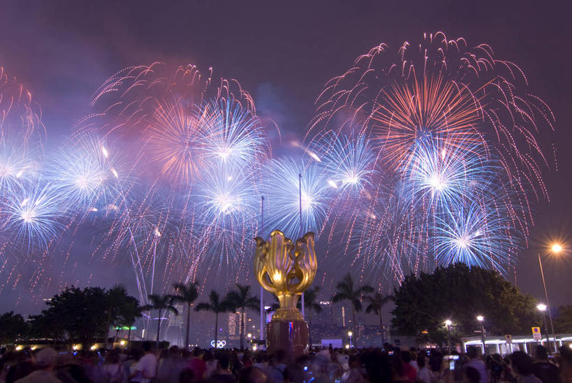 人群,横图,室外,白天,夜晚,爆炸,城市,路灯,香港,中国,节日,庆祝,纪念碑,光亮,许多人,树,一群人,金色,摄影,照亮,照明设备,东亚,旅行,传统文化,法定假日