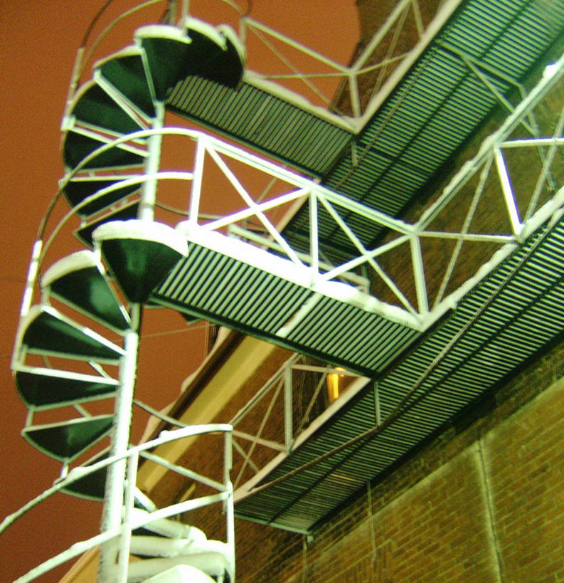 无人,栏杆,竖图,室外,白天,楼梯,建筑,加拿大,扶手,栅栏,阶梯,篱笆,护栏,台阶,天空,橙色,办公大楼,工业,摄影,漩涡形,螺线,安大略省,金斯敦,螺旋状,旅行,螺旋形,螺旋形状,螺旋型,防火梯