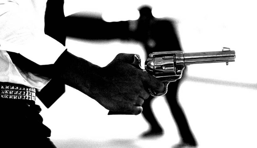 手,两个人,站,横图,室内,白色背景,美国,生气,朦胧,模糊,枪支,拿着,白色,武器,人体,摄影,手枪,犯罪,暴力,剪影,进攻,逆光,德克萨斯,机敏,危险,影棚拍摄,社会问题