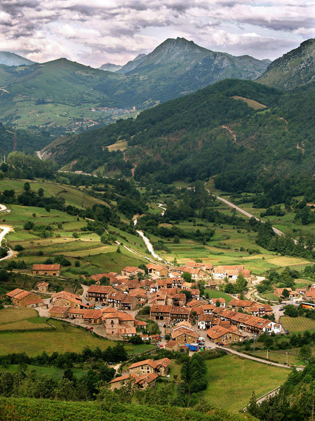 无人,竖图,俯视,室外,石头,山,山脉,峡谷,建筑,西班牙,石子,乡村,云,山谷,草,风景,天空,自然,社区,摄影,宁静,环境,岩层,伊比利亚半岛,坎塔布利亚,石块,岩石,高角度拍摄,旅行,房屋建设