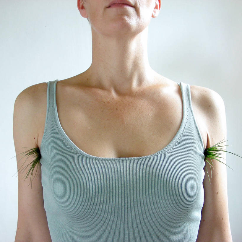 西方人,成年人,中年人,老年人,腋窝,一个人,方图,室内,特写,白色背景,欧洲,荷兰,欧洲人,仅一个女性,仅一个人,背心,草,白色,仅一个中年女性,人体,摄影,生长,幽默,想法,女人,女性,中年女性,白种人,手臂,上装,影棚拍摄