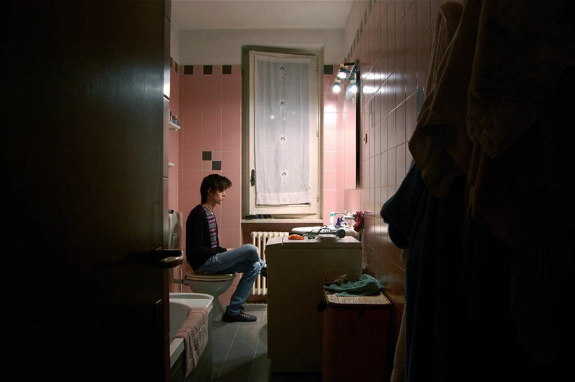 西方人,成年人,一个人,坐,横图,室内,意大利,欧洲,欧洲人,仅一个男性,仅一个人,休闲装,仅一个年轻男性,衣服,看,思考,放松,摄影,南欧,男人,男性,年轻男性,白种人,年轻人,休闲活动