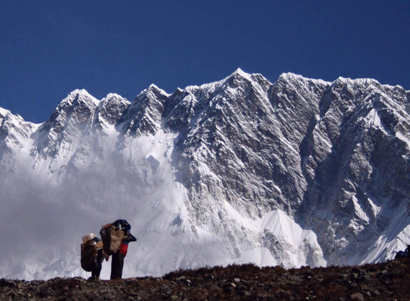 两个人,站,横图,室外,白天,美景,山,山脉,雪,尼泊尔,亚洲,朦胧,模糊,并排,景观,衣服,天空,自然,景色,寒冷,摄影,山脊,近景,自然风光,南亚,万里无云,喜马拉雅山脉,尼泊尔王国,印度次大陆,专区,旅行,萨加玛塔专区,索卢坤布县,坤布,珠穆朗玛地区,门房,挨着