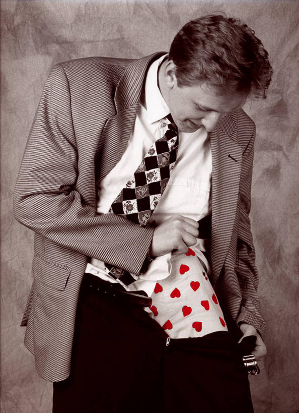 西方人,成年人,一个人,微笑,竖图,室内,特写,比利时,欧洲,情人节,欧洲人,仅一个男性,仅一个人,内衣,套装,拿着,注视,仅一个年轻男性,衣服,观察,看,摄影,观看,幽默,察看,关注,男人,男性,年轻男性,白种人,年轻人,心型,半身,爱,好奇心,奥斯坦德