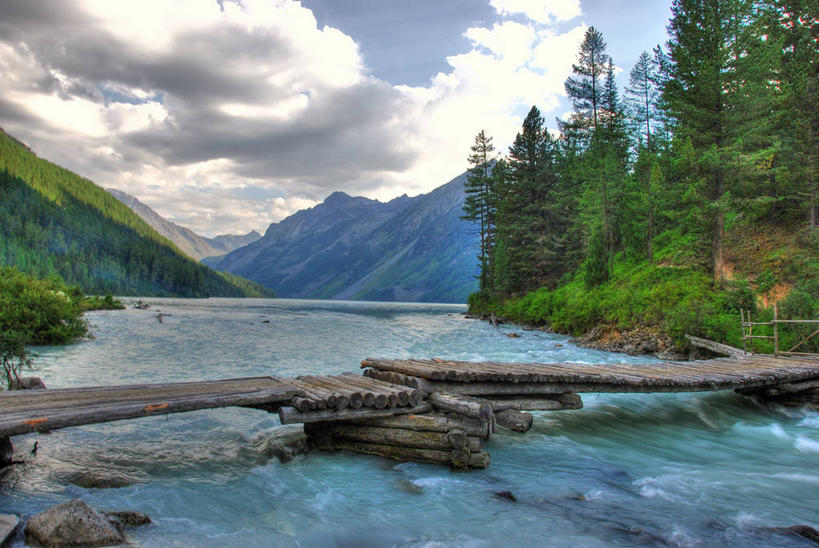 无人,横图,室外,白天,旅游,度假,湖,河流,美景,山,山脉,俄罗斯,地形,景观,流水,云,桥,联系,娱乐,树,风景,天空,自然,享受,休闲,景色,放松,摄影,人行桥,宁静,自然风光,西伯利亚,旅行,阿尔泰山脉,月