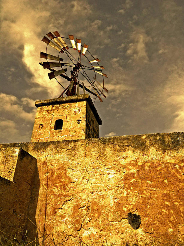 无人,竖图,室外,仰视,建筑,风车,西班牙,风力,云,天空,黄昏,摄影,能源,替代能源,伊比利亚半岛,环境保护,帕尔马,马略卡,低角度拍摄,旅行