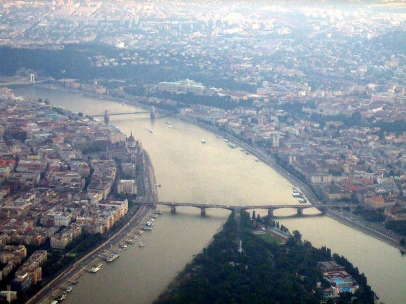 无人,横图,俯视,航拍,室外,白天,度假,河流,美景,城市风光,城市,建筑,船,欧洲,景观,桥,首都,联系,娱乐,享受,休闲,景色,放松,运输,摄影,布达佩斯,鸟瞰,链桥,多瑙河,匈牙利共和国,高角度拍摄,旅行