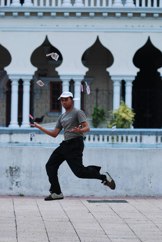 成年人,中年人,一个人,跳,竖图,室外,白天,帽子,纸牌,马来西亚,亚洲,仅一个男性,仅一个人,仅一个中年男性,首都,休闲装,飞,衣服,鸭舌帽,摄影,东南亚,清真寺,吉隆坡,独立广场,技能,印度支那,马来西亚联邦,男人,男性,中年男性,亚洲人